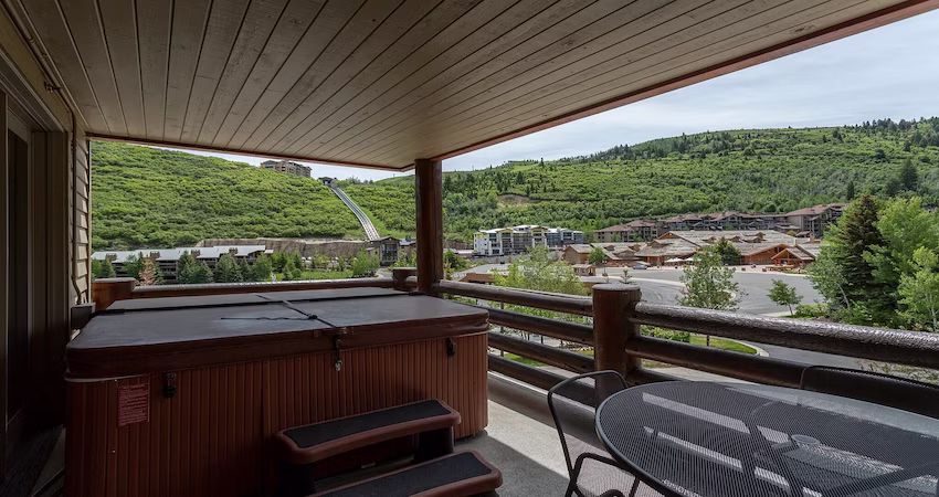 Trails End Lodge Trail’s End Lodge balcony with private outdoor hot tub and panoramic mountain views in Deer Valley.